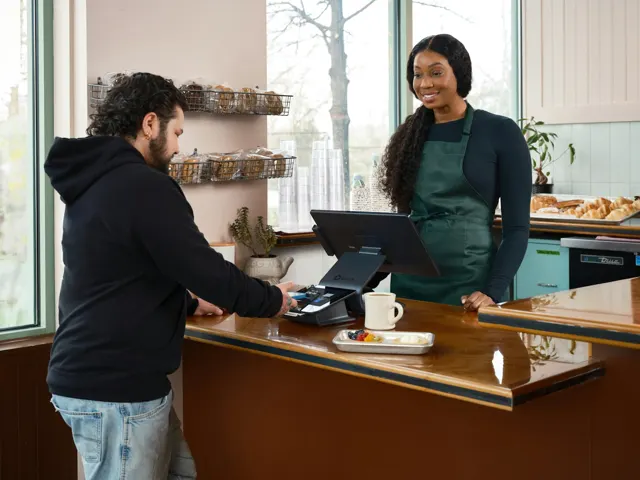 Cafenea cu o barista la tejghea