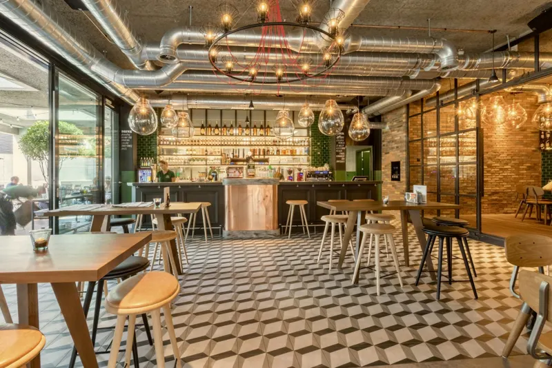 Sala restaurantului cu bar și mese